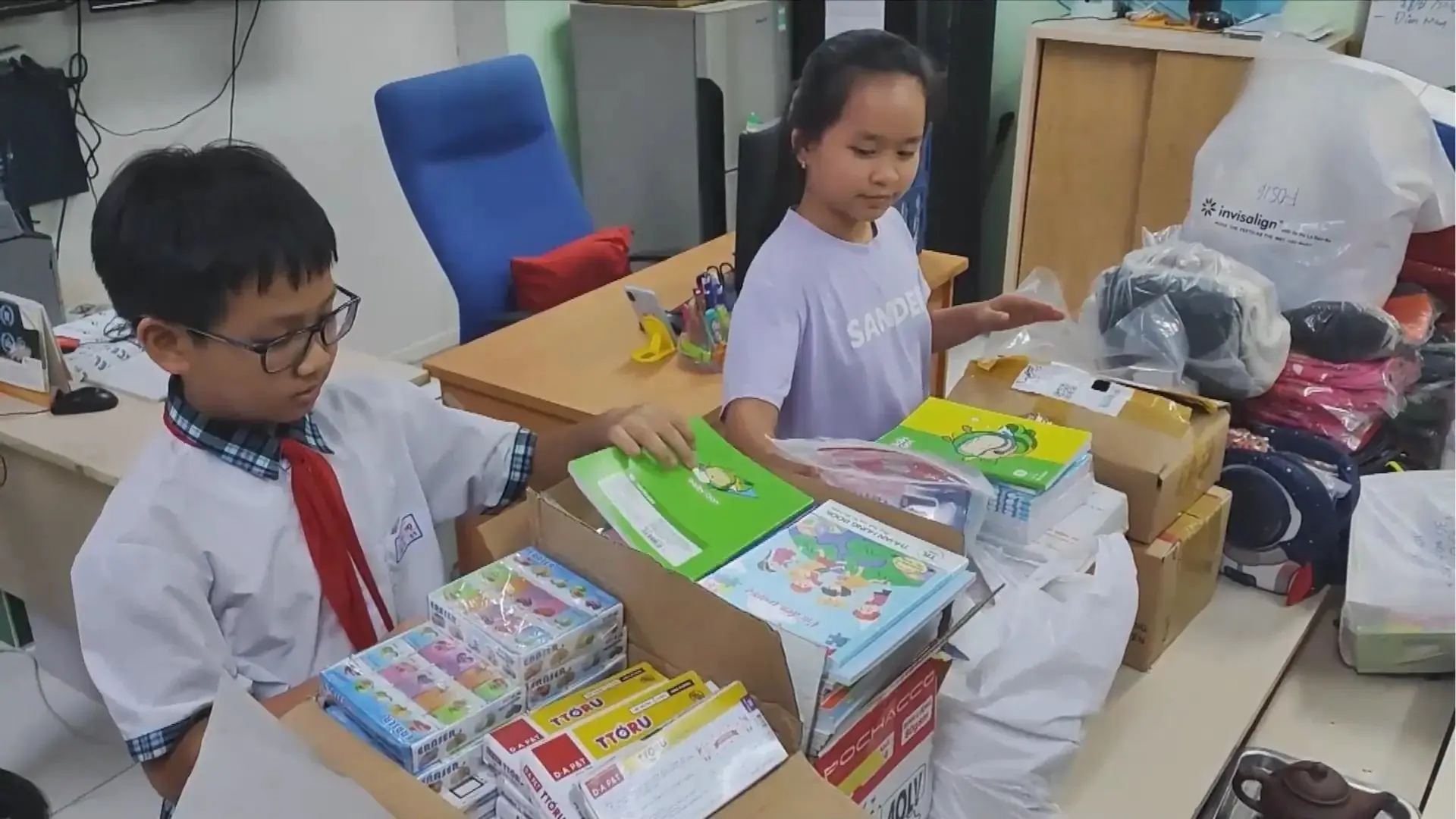 Học sinh TP.HCM gửi yêu thương về miền Trung